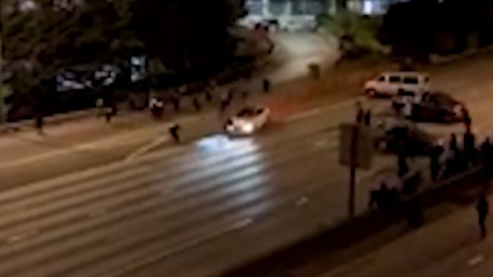 Estremecedor: Dos mujeres fueron embestidas por un auto en protesta antirracista