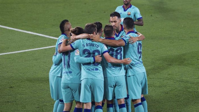 Vidal y el Barça se niegan a botar la Liga y golean al Villarreal