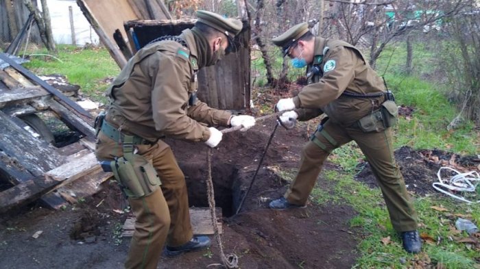 Hombre acusado de violar a su madre de 80 años estaba escondido en un pozo séptico