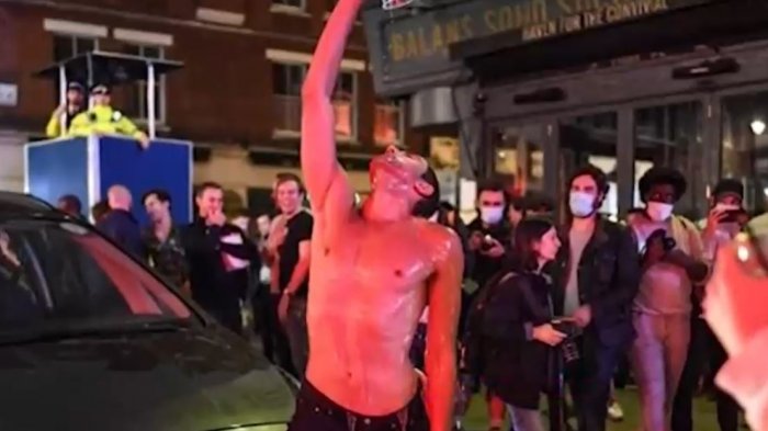 Incluso apostaban quién se contagiaba primero: Las polémicas fiestas en las calles en Inglaterra y EE.UU.