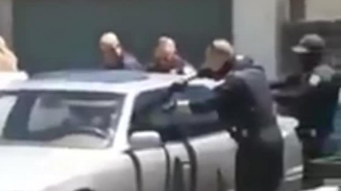 Difunden video que muestra a policía de Phoenix disparar y matar a hombre en un auto