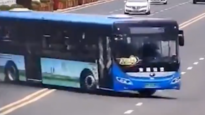 China: Al menos 21 estudiantes murieron luego que el bus en que viajaban cayera a un embalse