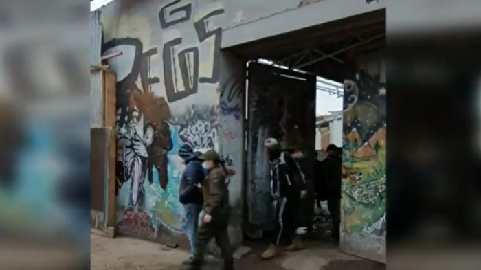 10 personas fueron detenidas por estar trabajando en una obra sin salvoconductos