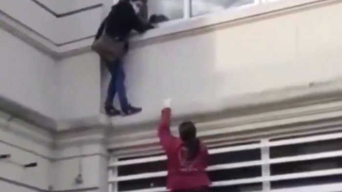 Mujer trepó a lo Spider-Man por la pared del hospital para ver a un familiar con COVID-19