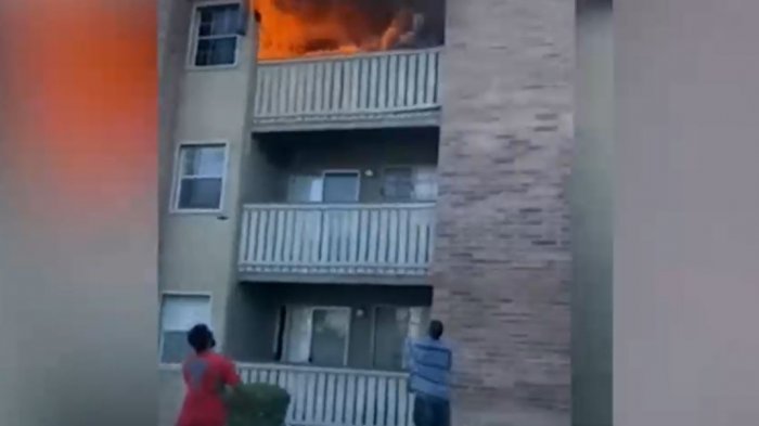 Madre salvó a su hijo de un incendio arrojándolo por el balcón y fue rescatado por un vecino