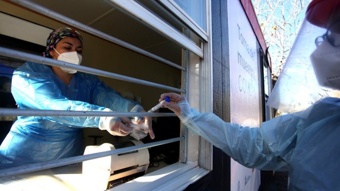 Está confinada, tiene COVID-19, su hijo es autista, su madre está postrada y no cuenta con ninguna red de apoyo