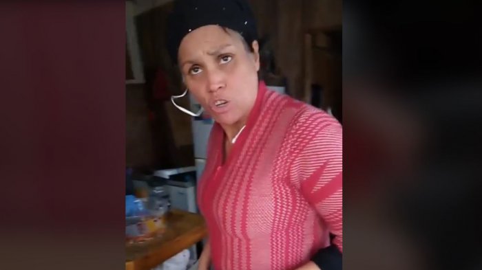 Se descargó: La mamá sin filtro de TikTok supera el millón de reproducciones con video mientras reta a su hija