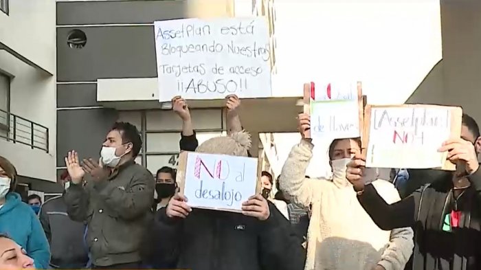 Vecinos denuncian bloqueo de tarjetas de acceso a sus departamentos al mes de atraso en el pago de arriendo