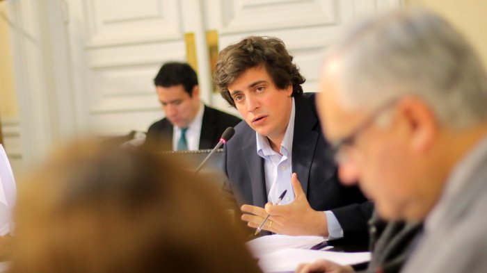 Detienen a tres personas por amenazas de muerte en contra de diputado Schalper