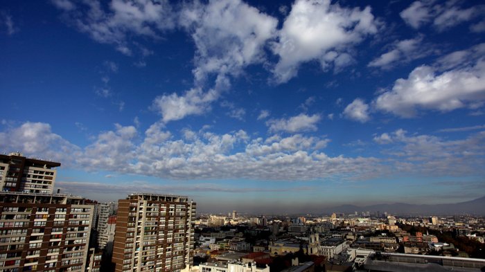 ¿Extrañas el sol? Anuncian cielo despejado y máximas superiores a 20° para Santiago