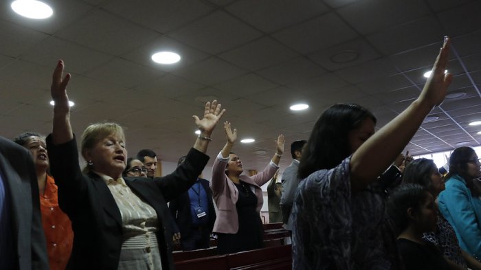 Pastor evangélico desobedeció las medidas y fue detenido: Juntó a 50 personas en un culto