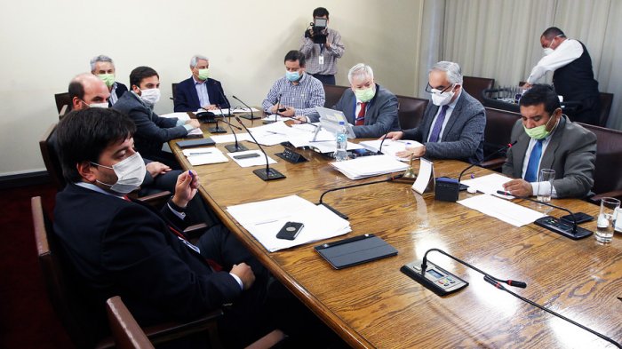 Comisión de Economía rechazó el veto presidencial al proyecto que suspende el corte de servicios básicos