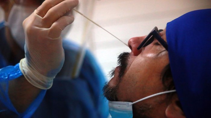 Ojo con los lugares cerrados: Qué implica que el coronavirus pueda propagarse por el aire