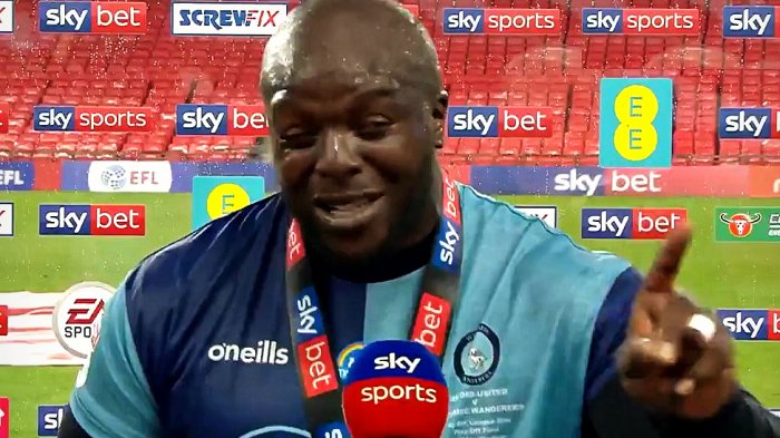 Adebayo Akinfenwa, futbolista de 110 kilos, explotó de euforia en una entrevista tras lograr el ascenso