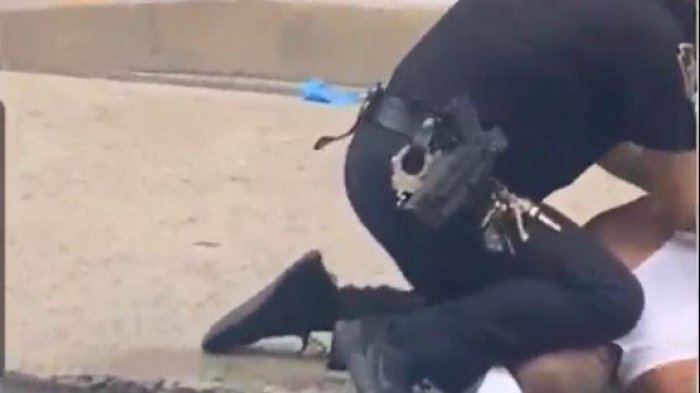 Revelan nuevo video donde un policía pone su rodilla sobre el cuello de un hombre en EE.UU.