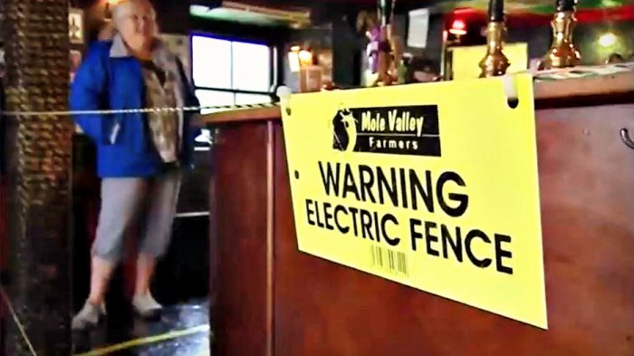 Bar londinense colocó un cerco eléctrico para mantener la distancia social en desconfinamiento