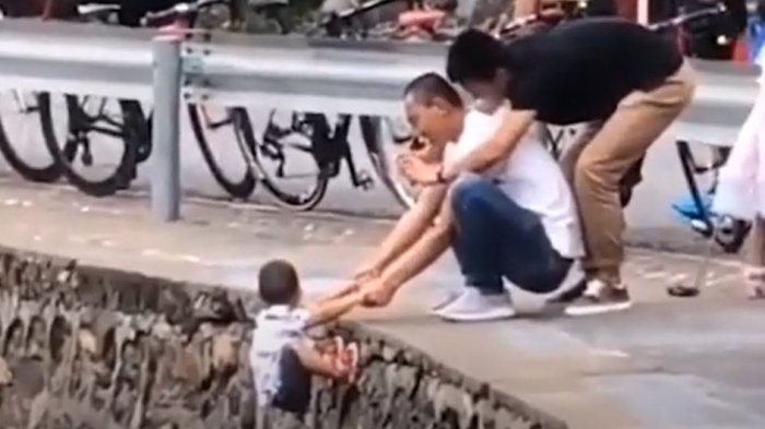 Indignación en China por padre que dejó colgando a su hijo para sacarle una foto