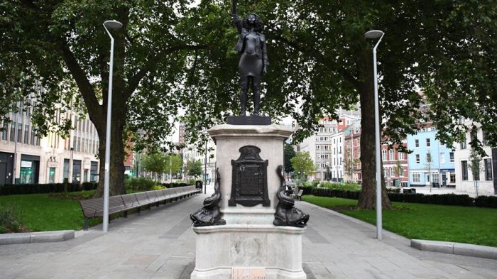 Estatua de comerciante de esclavos fue sustituida por la de una manifestante negra