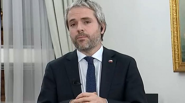 Blumel insiste que retirar fondos de las AFP es una 