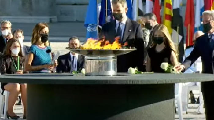 España registra el mayor número de casos de COVID-19 desde el 10 de mayo y realiza homenaje por las víctimas