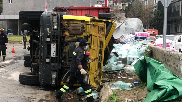 Camión con insumos de aseo y agua purificada volcó en Valparaíso: Era ayuda para los vecinos
