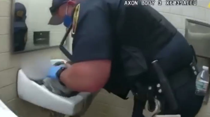 Dos policías hicieron de todo para reanimar a una bebé y la cámara de uno de ellos captó el angustioso momento