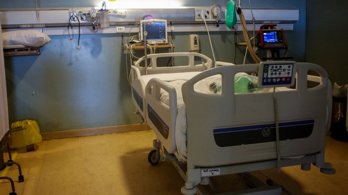 Hospitales comienzan a cerrar salas UCI habilitadas para pacientes COVID-19 por caída en la demanda