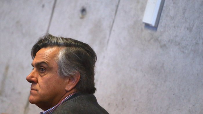 Longueira pide que senadores UDI que aprobarán el retiro del 10% renuncien al partido antes de votar