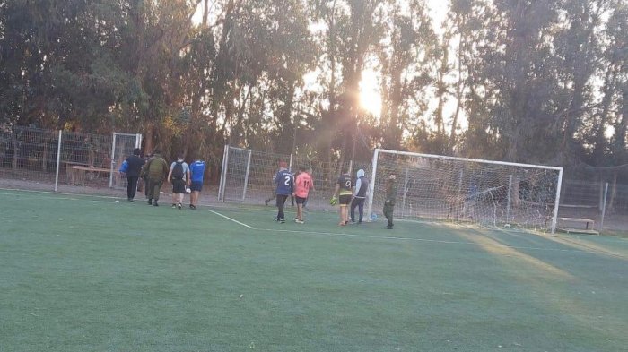 Carabineros descubre nuevo partido de fútbol en plena pandemia: 10 jóvenes fueron detenidos