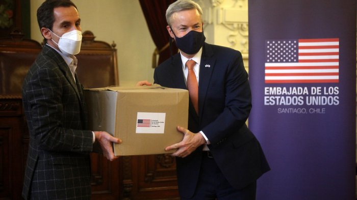 EE.UU. dona cajas de alimentos a Santiago para ir en ayuda de vecinos afectados en pandemia