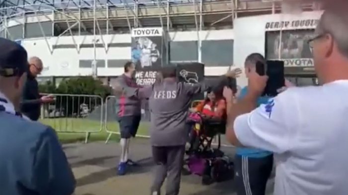 Entre aplausos: Bielsa se bajó se su auto para saludar a hincha en silla de ruedas