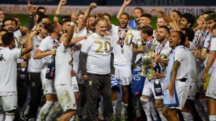 ¡Celebración total! Bielsa volvió a levantar el trofeo de una liga tras 22 años