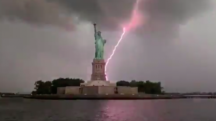 Video captó el momento preciso en que un rayo impactó a la Estatua de la Libertad