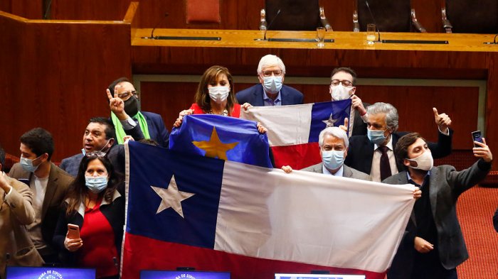 Diputados de oposición cantaron el himno de Chile luego de aprobar retiro del 10%