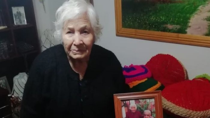 Con la pensión no le alcanza: Abuelita de 91 años vende calcetines y gorros de lana para subsistir