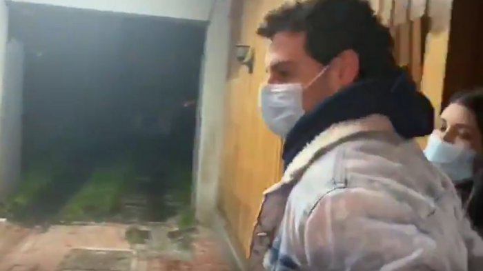 El momento en que Martín Pradenas ingresa a la cárcel de Valdivia para cumplir la prisión preventiva