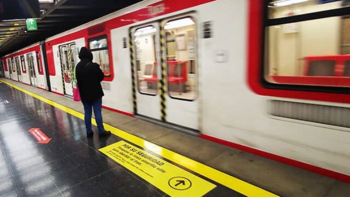 Metro de Santiago adelanta su apertura en una hora desde este lunes