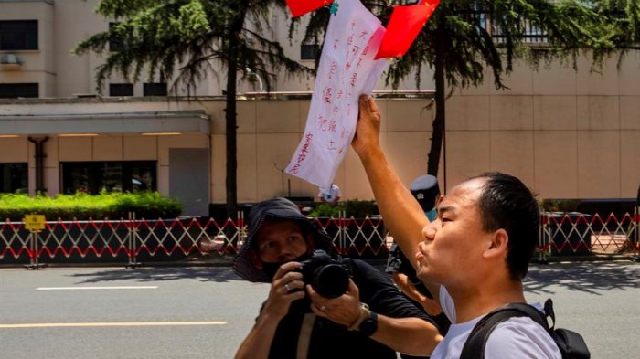 China concreta su represalia y cierra oficialmente el consulado de EE.UU. en Chengdu