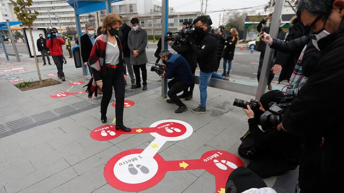 Filas con espacios de un metro: Así es el plan piloto para mantener distancia física en mil paraderos