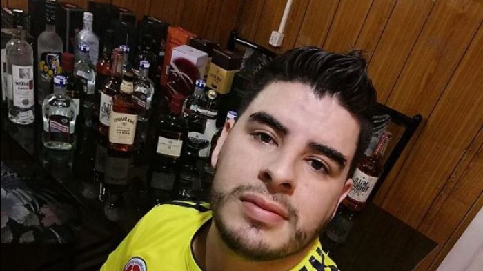 El tipo que se llevó todo el alcohol de un super ahora no tiene idea qué hacer con él