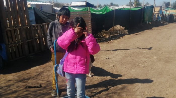 Sin agua y sin comida: La seca pandemia de los niños del campamento Nueva Hermandad de Batuco