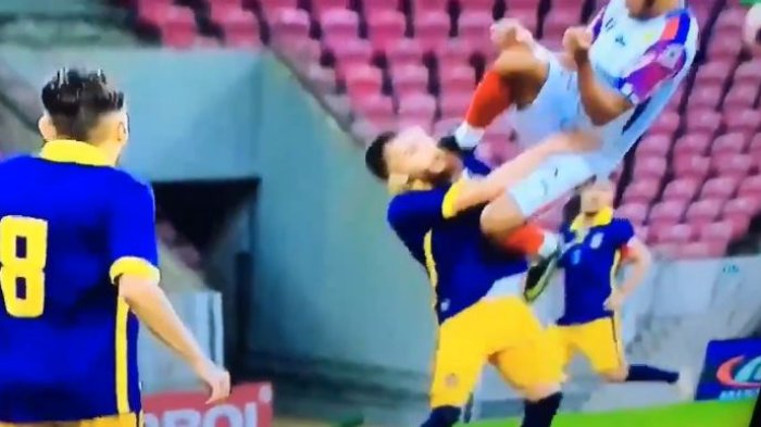 Futbolista casi le voló la cabeza a su rival con una patada, pero solo tuvo amarilla
