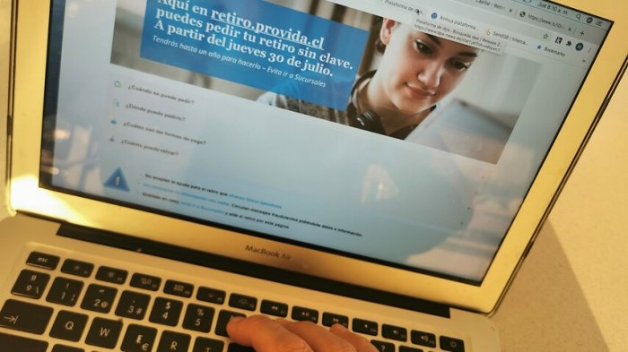 Caída de sitios, filas virtuales y presenciales marcan las primeras horas del retiro del 10%