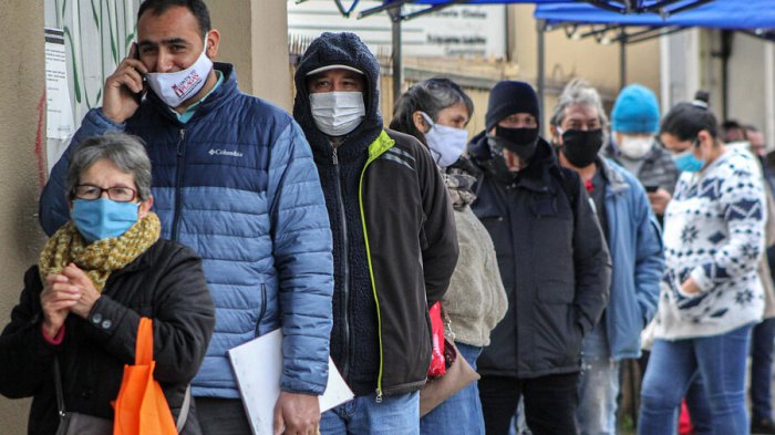 Pagar el gas para dejar de bañarse con agua fría: Por qué chilenos hicieron fila para retirar el 10%