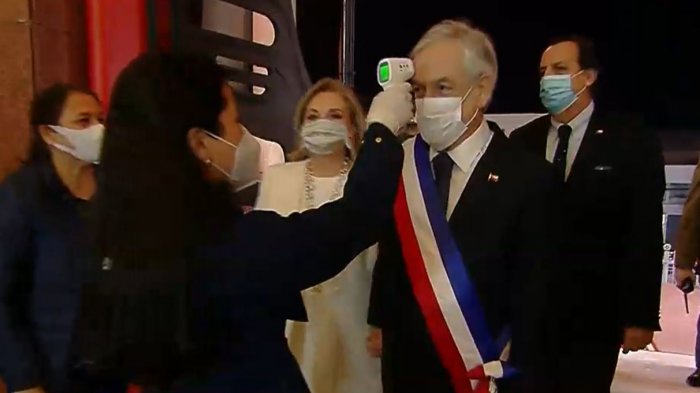 La broma que realizó Piñera cuando le tomaron la temperatura antes de entrar al Congreso