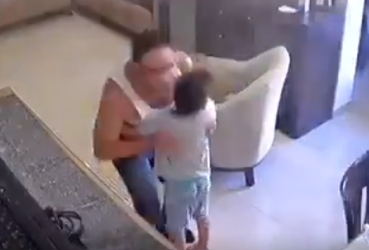 Video muestra el momento en que un padre trató de resguardar a su hijo segundos antes de la explosión en Beirut