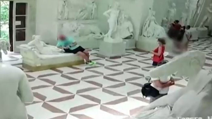 Todo por una foto: Turista rompió centenaria escultura en museo de Italia al sentarse sobre ella