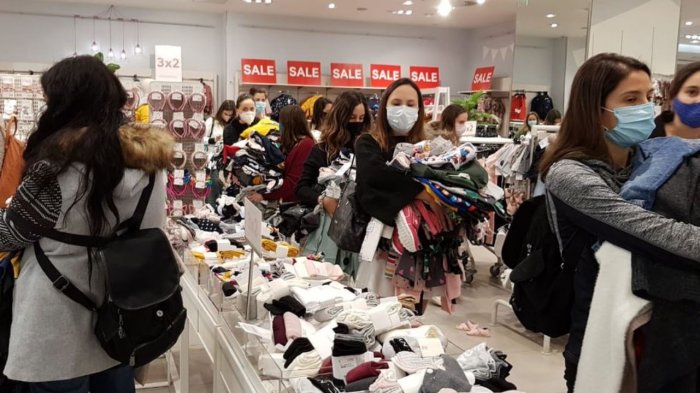 Foto de extensa fila al interior de tienda genera fiscalización de autoridades en Mall Casa Costanera