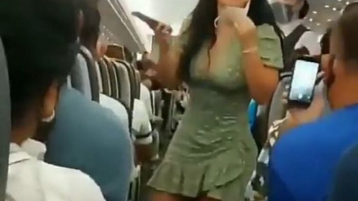 Se subió borracha a un avión, hizo un escándalo y la bajaron: Fue bautizada como “Lady Covid”