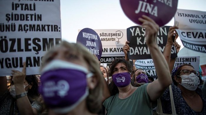 Turquía: Mujeres protestan para salvar acuerdo que las protege de la violencia de género